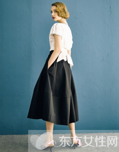 街拍白衬衫美女 穿不一样的白衬衫美足整个夏天