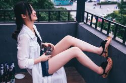 街拍白衬衫美女 穿不一样的白衬衫美足整个夏天