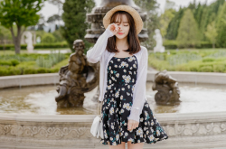 印花吊带裙清凉来袭 打造夏日最亮风景