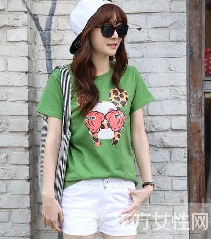涂鸦t恤个性穿搭 行走的表情包闪亮登场啦