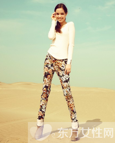 印花长裤怎么搭配 时尚街头不可回避的热潮