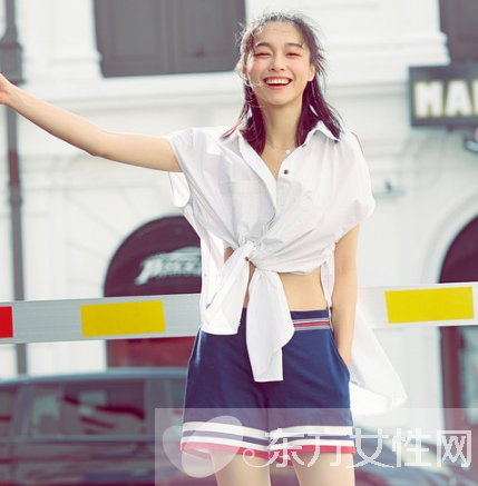 街拍白衬衫美女 穿不一样的白衬衫美足整个夏天