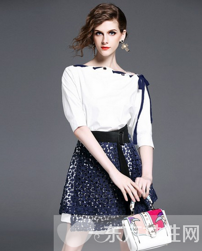时尚女郎穿衣打扮 细节小衫玩出更多新花样