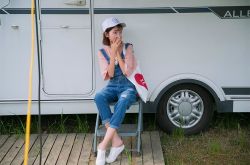 牛仔背带裤让时髦有着落 重返十八岁告诉你很Easy