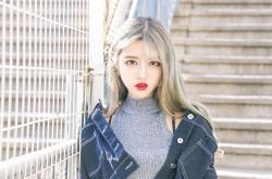 时尚女郎穿衣打扮 细节小衫玩出更多新花样