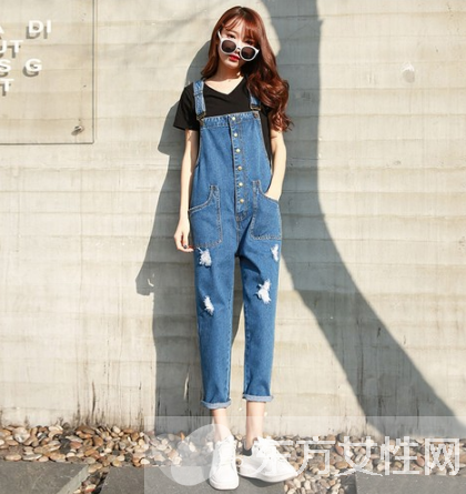 吊带牛仔裤怎么搭配 一起来探究牛仔的隐藏魅力