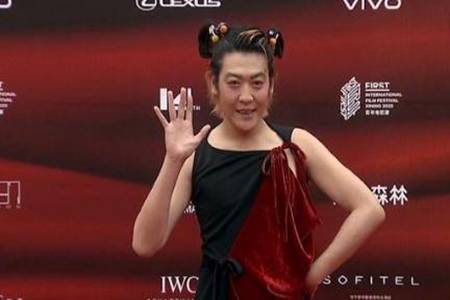 姜思达红毯造型惊呆众人 无袖裙黄色眼影另类大胆