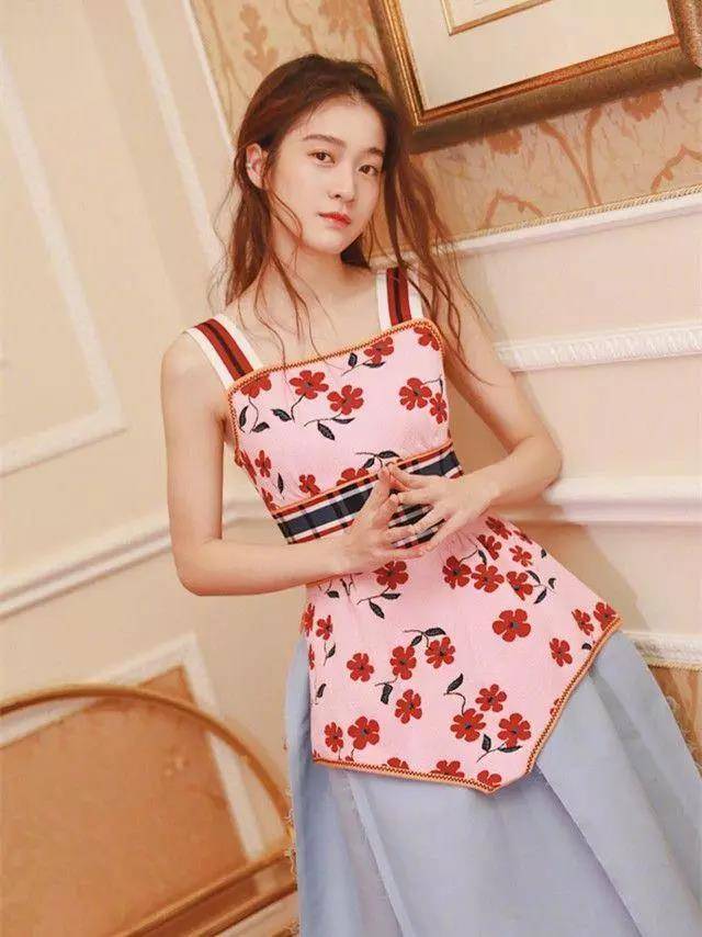 气质小花旦，戏没红，衣品先红，她就是张雪迎