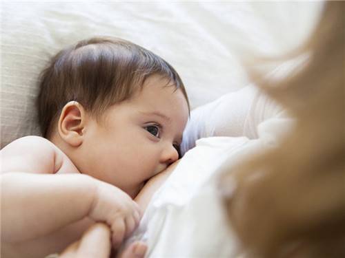 新生儿什么时候喂奶比较合适 新生儿喂养有什么讲究