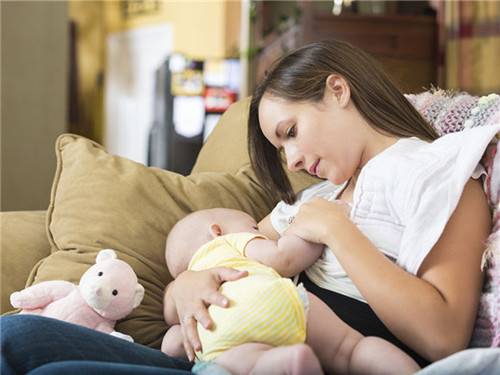 新生儿小宝宝为啥总是吐奶 宝宝吐奶应该怎么办