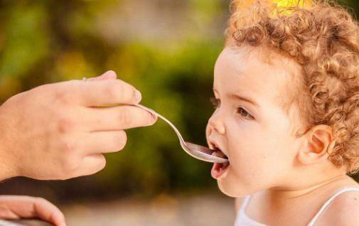 喂养孩子有讲究！不是孩子喜欢什么就给孩子吃啥