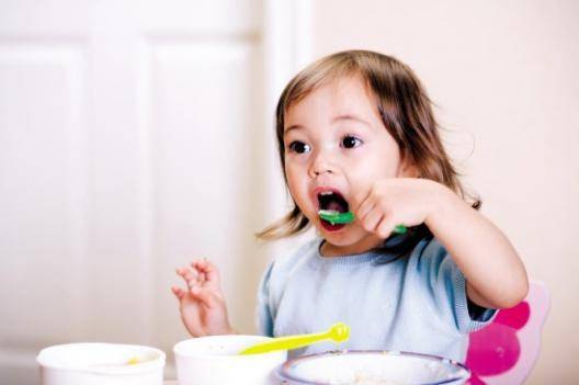 孩子快迟到早餐随便吃吃？不吃早餐孩子会变笨