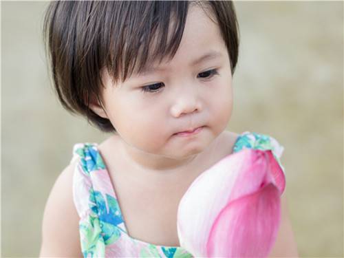 宝宝春游 宝宝户外玩耍需注意花粉过敏