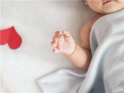 婴儿脐带晚剪2分钟 可降低患免白血病的几率?