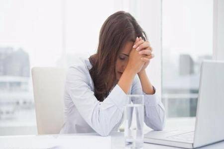 女性白带有血丝的原因，这四种情况需要马上就医