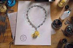 约会穿搭指南(七夕让你焕发光彩的那些珠宝项链设计)