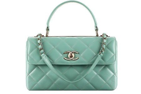 香奈儿奢华手提包，牛皮羊皮树脂材质的多样选择