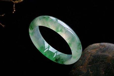 翡翠纹和裂的区别是什么 一杯水真的能鉴别翡翠真假吗