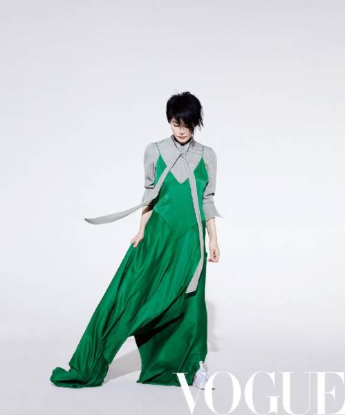 王菲登《Vogue》杂志封面 翩然起舞灵动十足