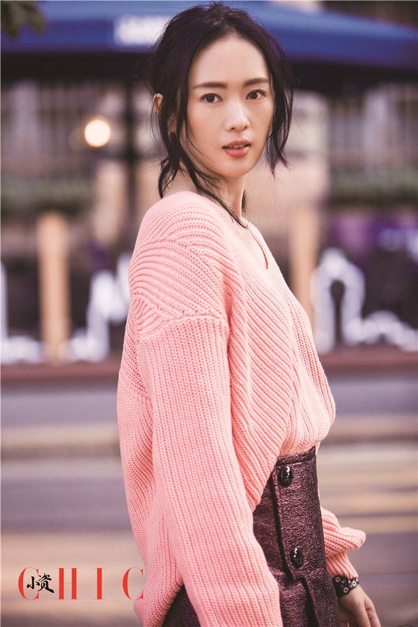 影星童瑶杂志写真曝光 俏皮时髦眼神撩人