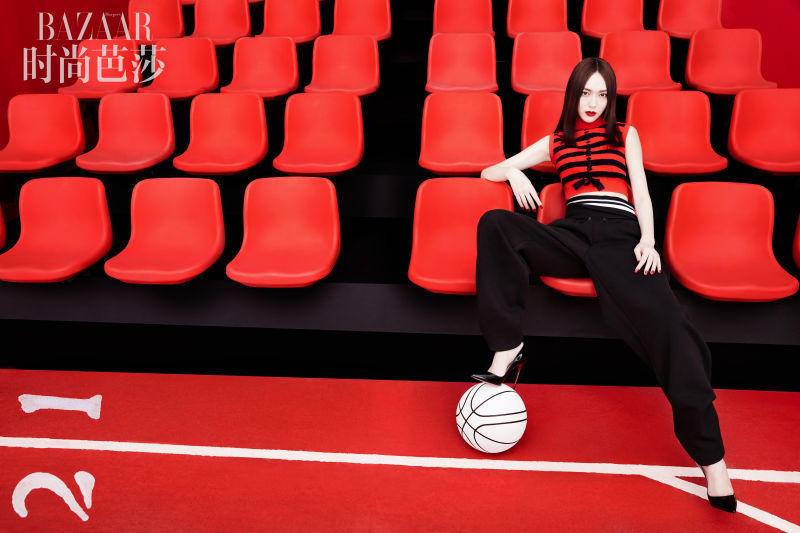 唐嫣登《时尚芭莎》杂志封面大片 雪肌红唇引人惊叹