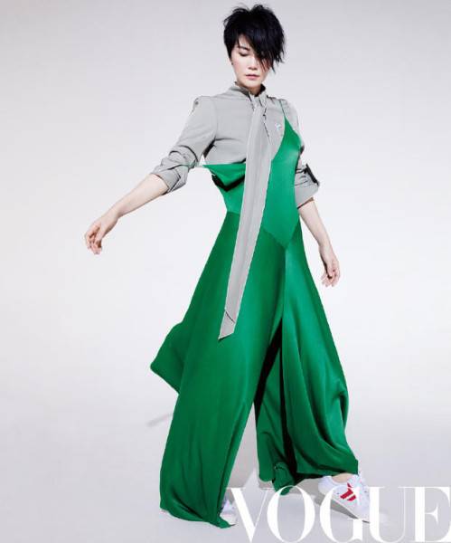 王菲登《Vogue》杂志封面 翩然起舞灵动十足