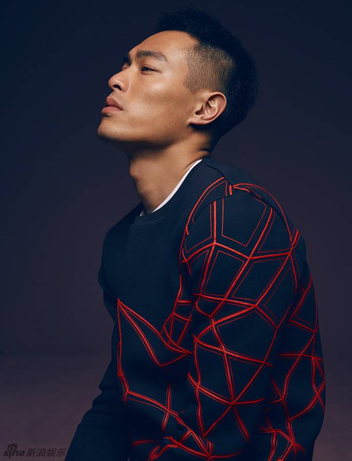 杨祐宁时尚杂志封面曝光 裸身西装8块腹肌撩人