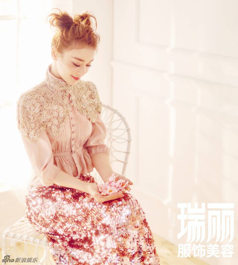 袁姗姗登《瑞丽》杂志封面 甜美俏皮上演美食诱惑