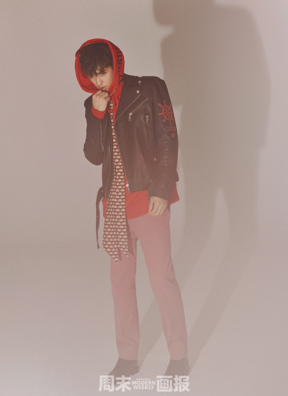 人气偶像许魏洲杂志封面 双目透视三月春光