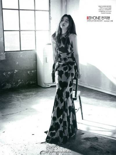 全智贤杂志封面大片公开 气质出众长腿美艳