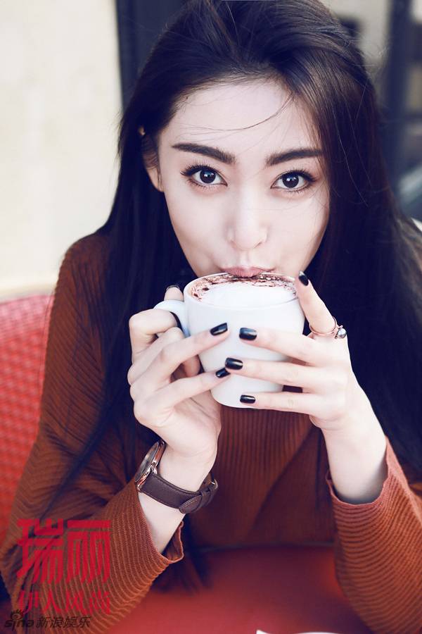 张天爱登杂志双封面 风格多变突破自我