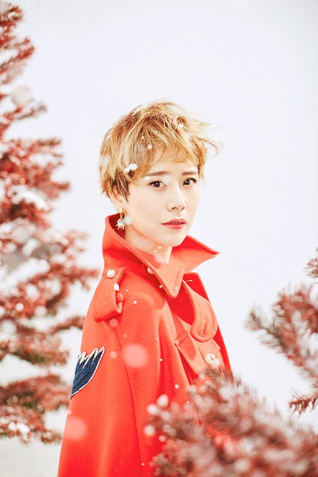 海清登《时尚co mo》杂志12月封面 金色短发耀眼