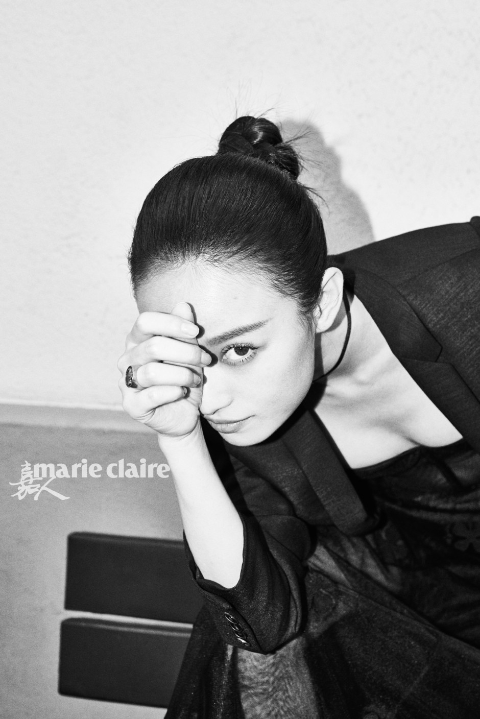 倪妮杂志封面大片玩转冷酷风 深情高冷张力十足