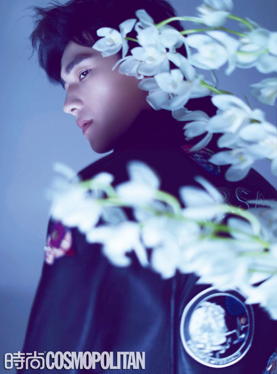 杨洋登《时尚COSMO》杂志封面 化身暗夜花美男