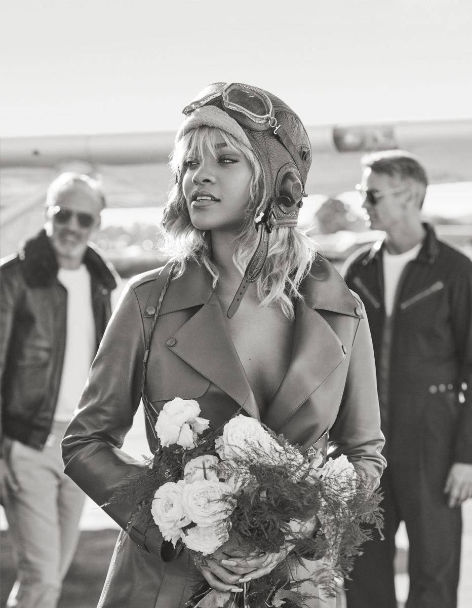 蕾哈娜登杂志封面 化身金发飞行员火力全开