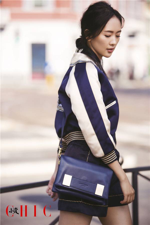 影星童瑶杂志写真曝光 俏皮时髦眼神撩人