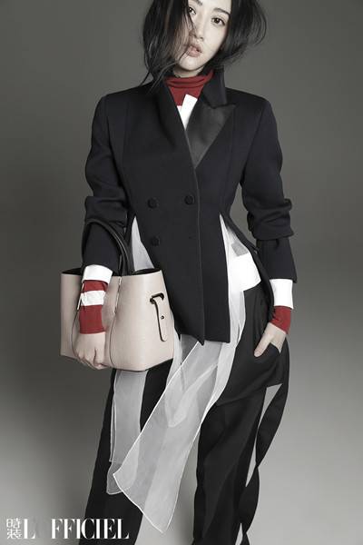 景甜杂志封面大片曝光 眼神清澈大秀冷白肌