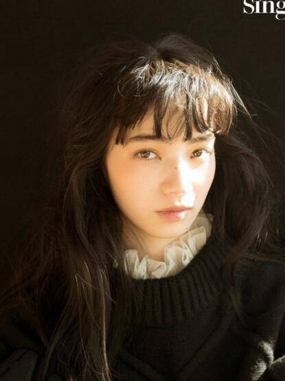 小松菜奈时尚杂志写真大片 性感妩媚展现的淋漓尽致