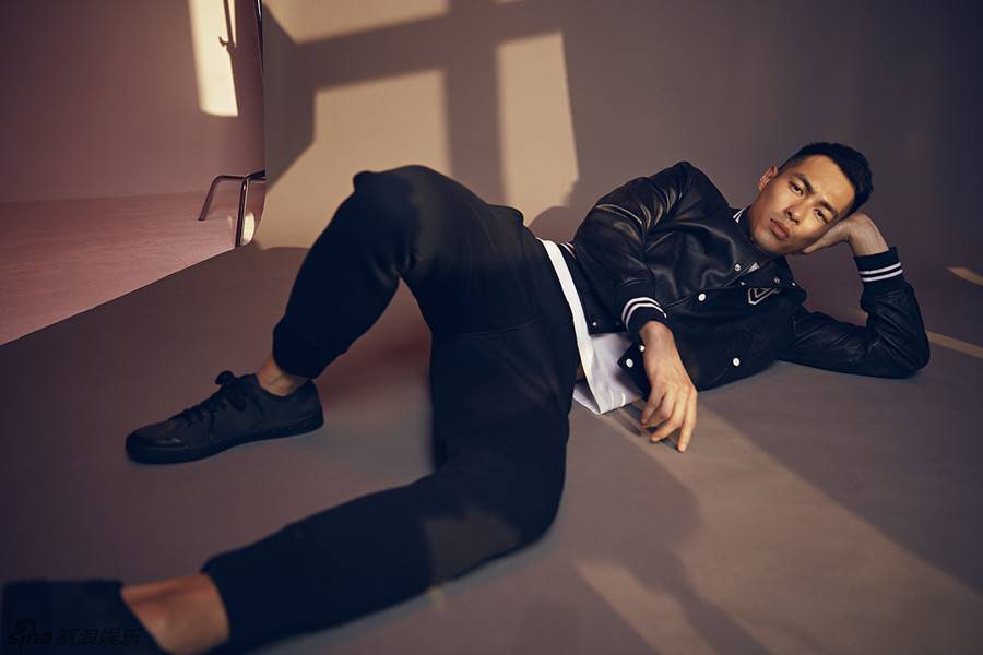 杨祐宁时尚杂志封面曝光 裸身西装8块腹肌撩人