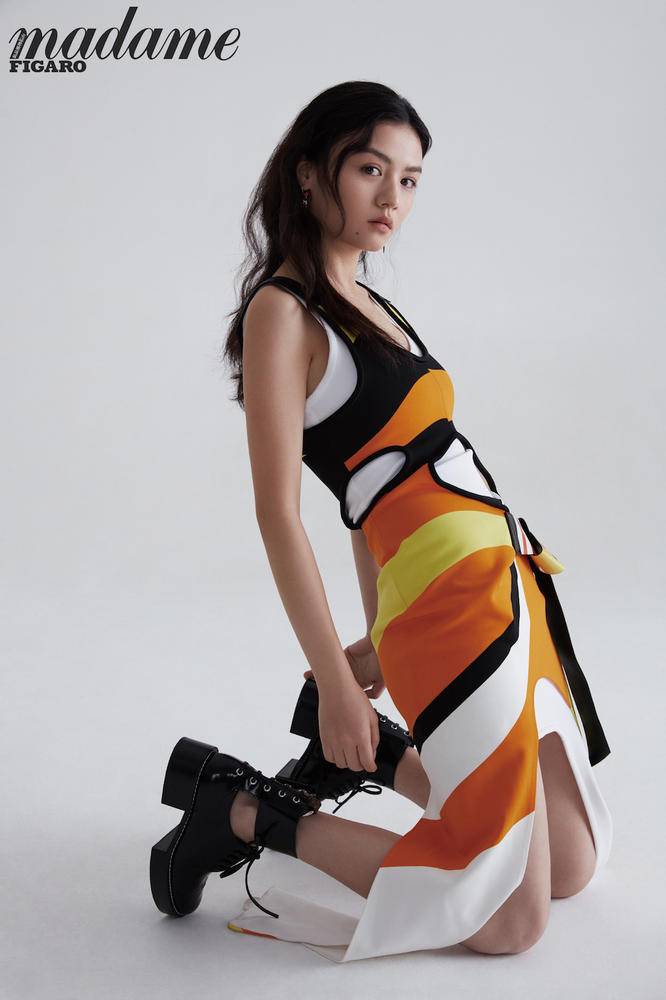 金像奖影后春夏登杂志开年封面 演绎灵动少女专属魅力