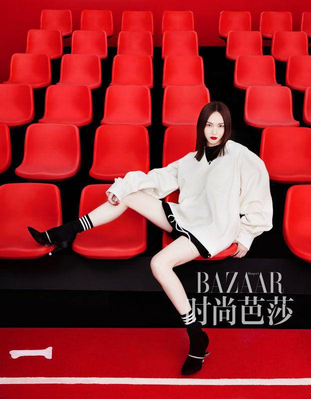 唐嫣登《时尚芭莎》杂志封面大片 雪肌红唇引人惊叹