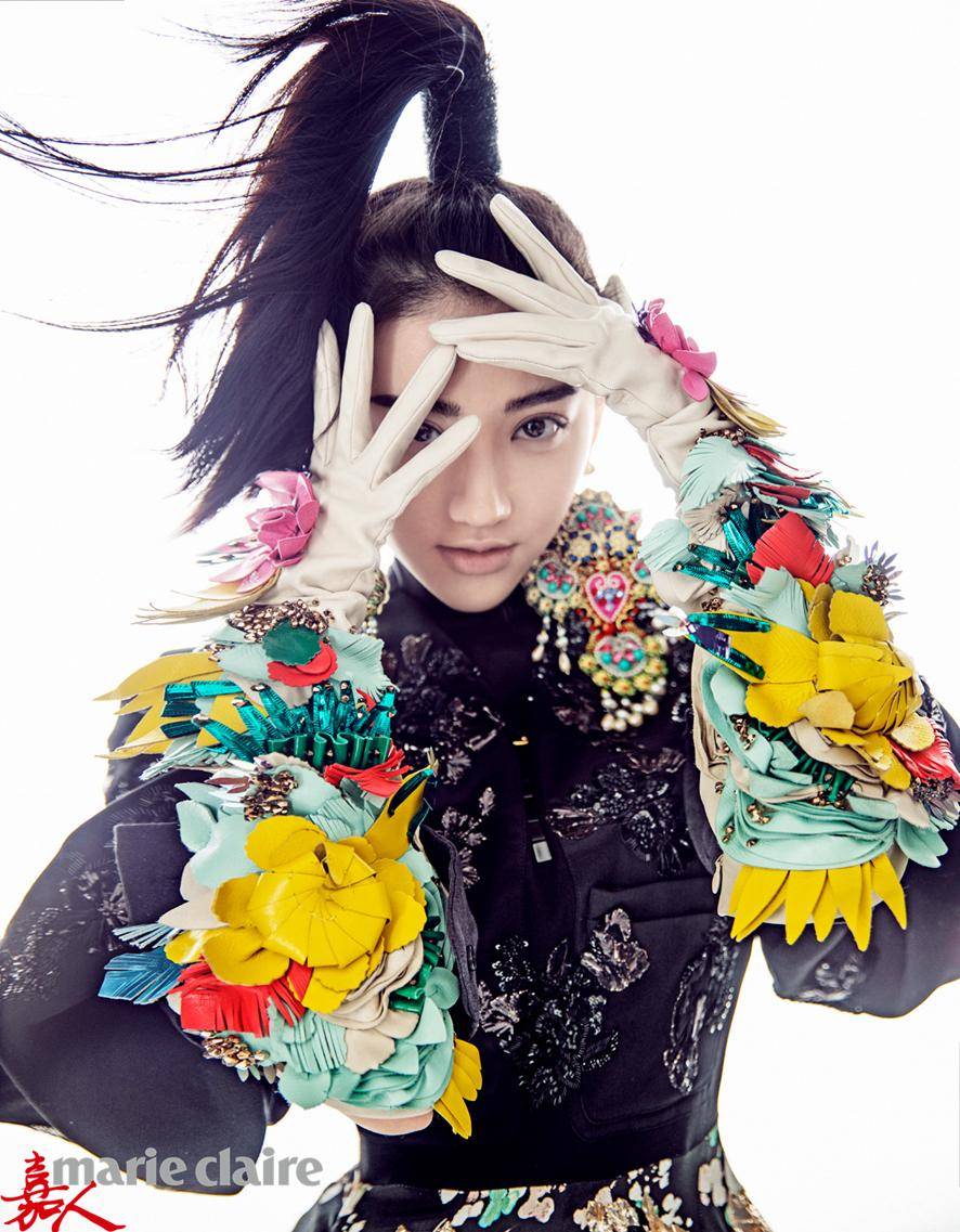 景甜杂志封面图片公开 前卫造型英气十足