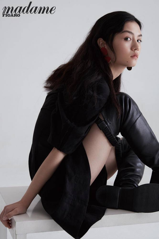 金像奖影后春夏登杂志开年封面 演绎灵动少女专属魅力