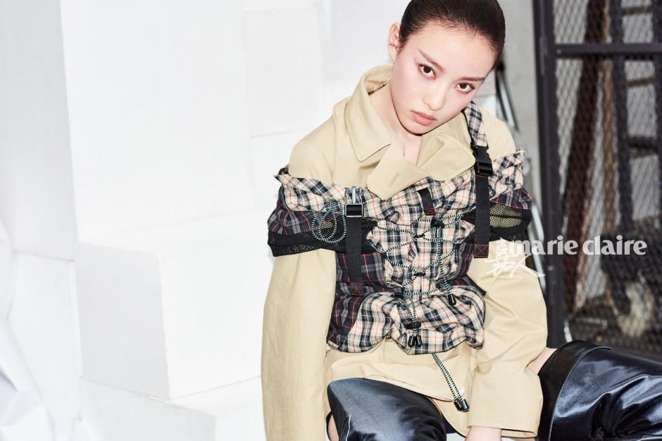 倪妮杂志封面大片玩转冷酷风 深情高冷张力十足