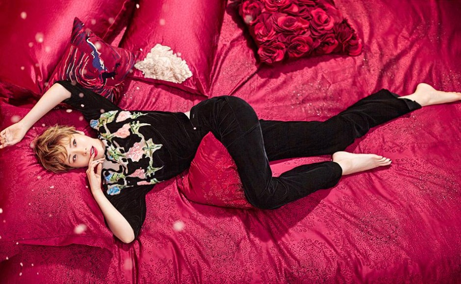 海清登《时尚co mo》杂志12月封面 金色短发耀眼