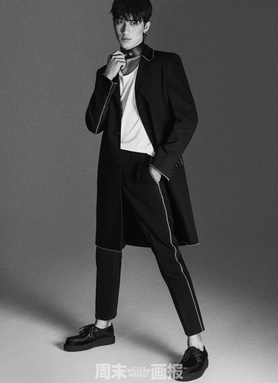 人气偶像许魏洲杂志封面 双目透视三月春光