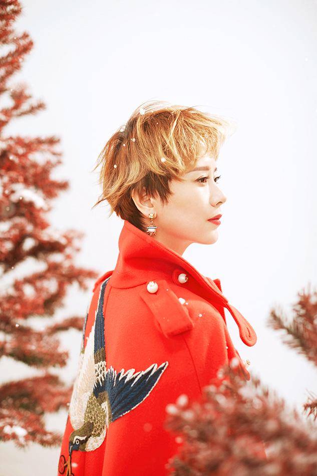 海清登《时尚co mo》杂志12月封面 金色短发耀眼