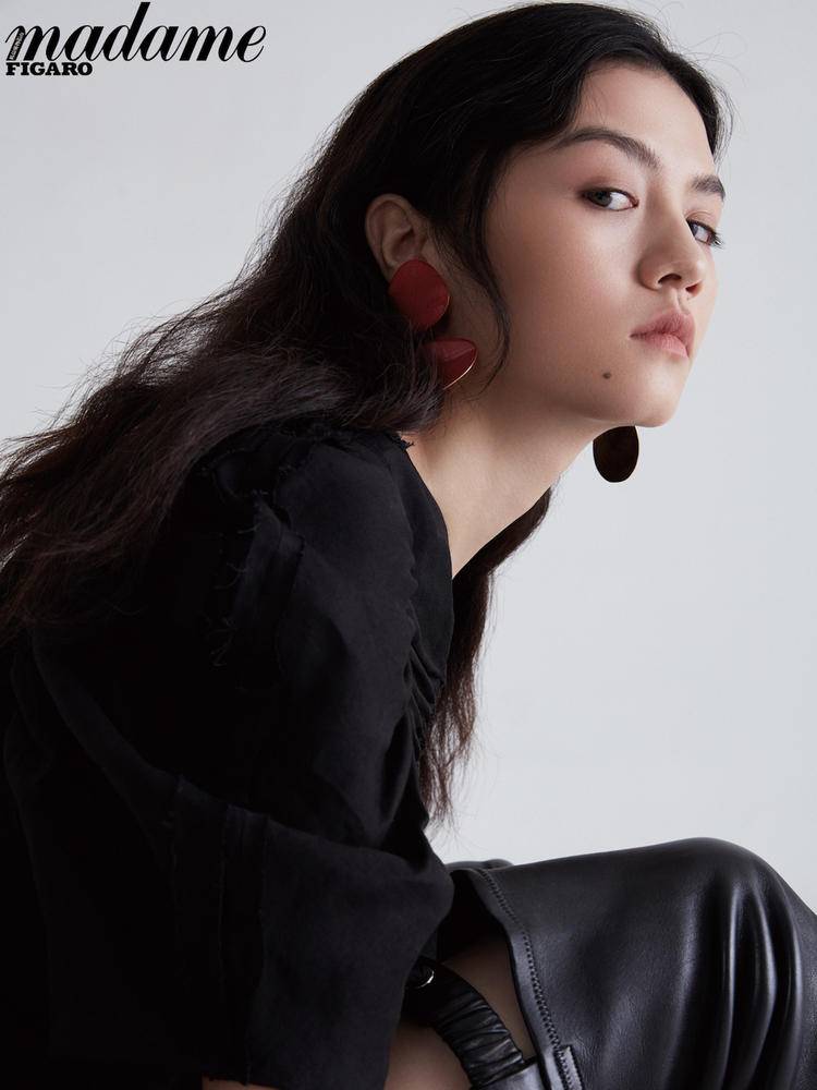 金像奖影后春夏登杂志开年封面 演绎灵动少女专属魅力