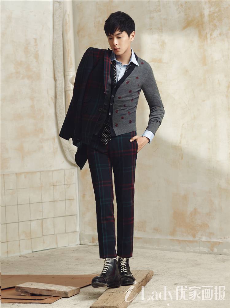 张若昀帅气写真封面大片 彰显多面偶像魅力