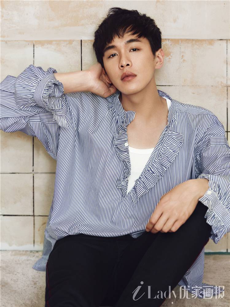 张若昀帅气写真封面大片 彰显多面偶像魅力